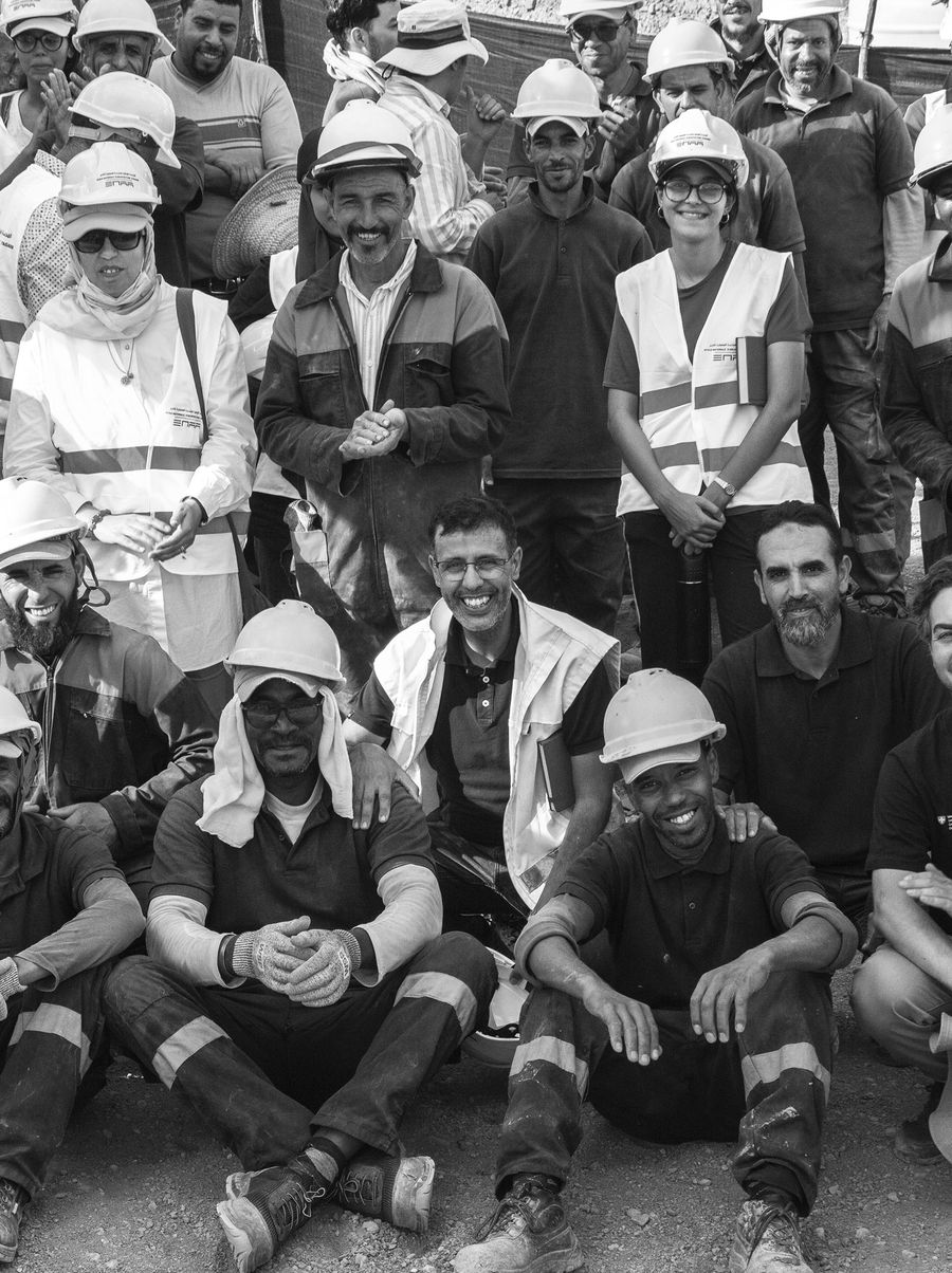 Ali Irizi entouré des artisans et des étudiants sur le chantier pédagogique de Taliouine