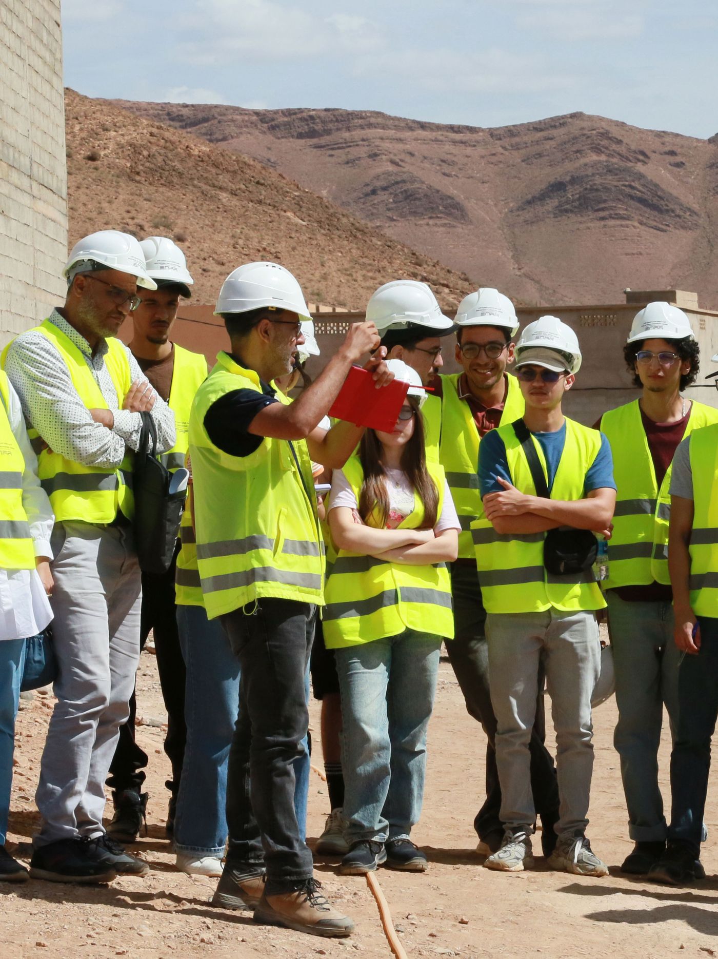 Ali Irizi explique le chantier en terre de Taliouine à des étudiants de l'École Nationale d'Architecture d'Agadir