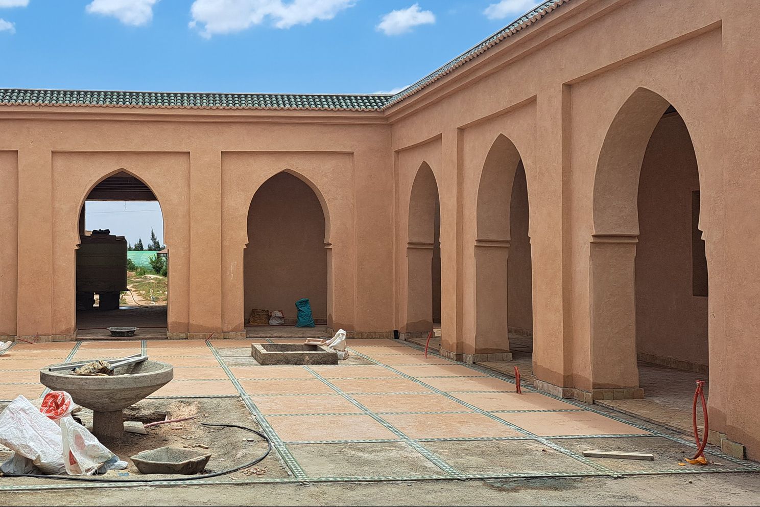Patio du gîte en pisé, arcs et galeries